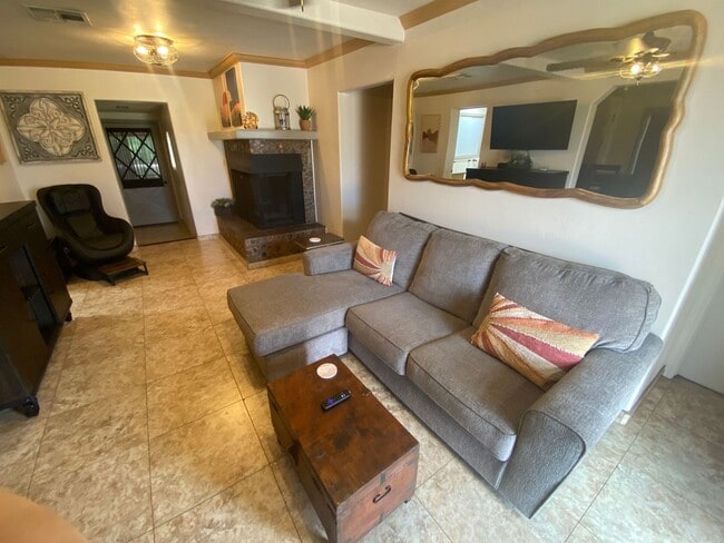 Building Photo - 3 Bedroom 2 Bath perched on a scenic overl...