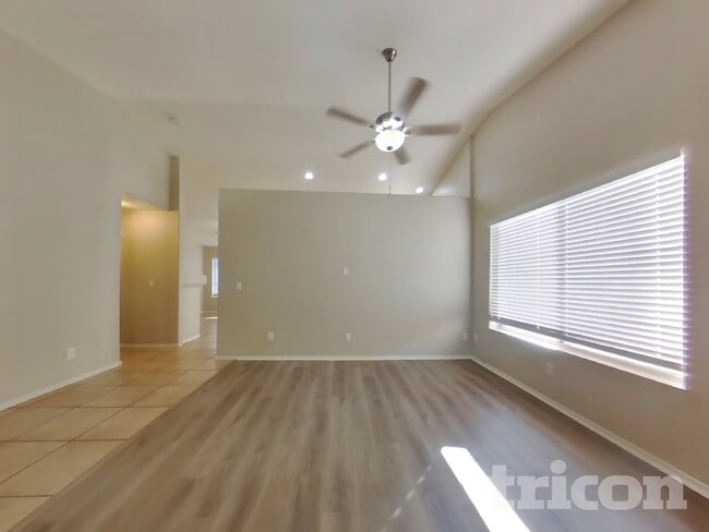 Foto del edificio - 5521 N 103rd Dr