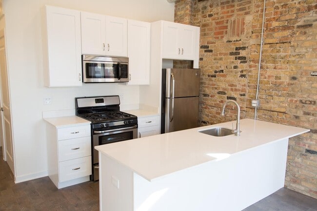 Building Photo - 1532 W Chicago Ave