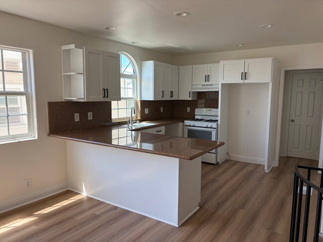 Building Photo - 3111 Bayview Dr