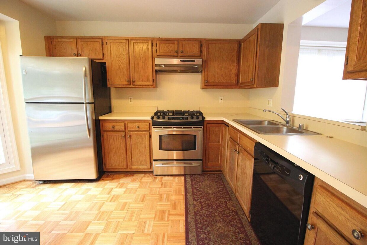 Primary Photo - 43804 Laburnum Square