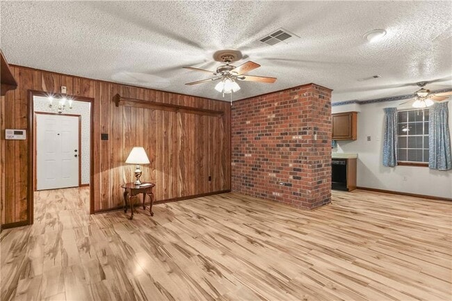 Building Photo - 2105 Stall Dr