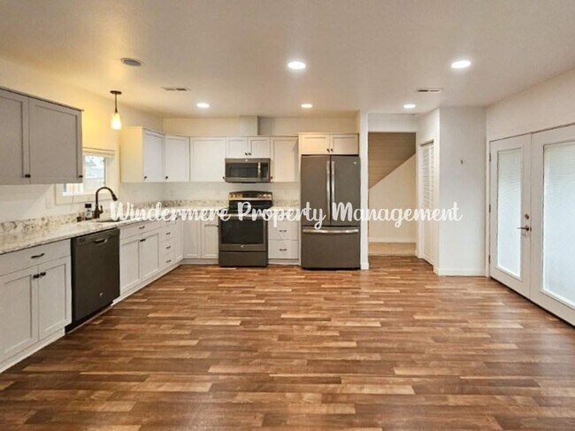 Building Photo - *AVAILABLE NOW!* Conveniently located 2 bed with loft in Central Kitsap, Large yard