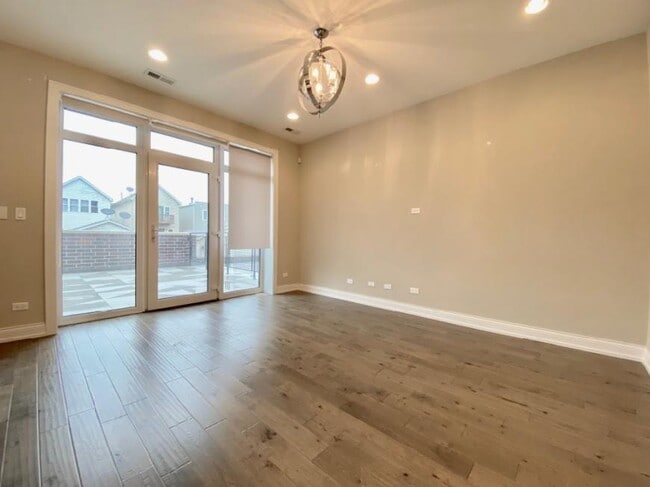 Building Photo - 2 bedroom in Chicago IL 60654