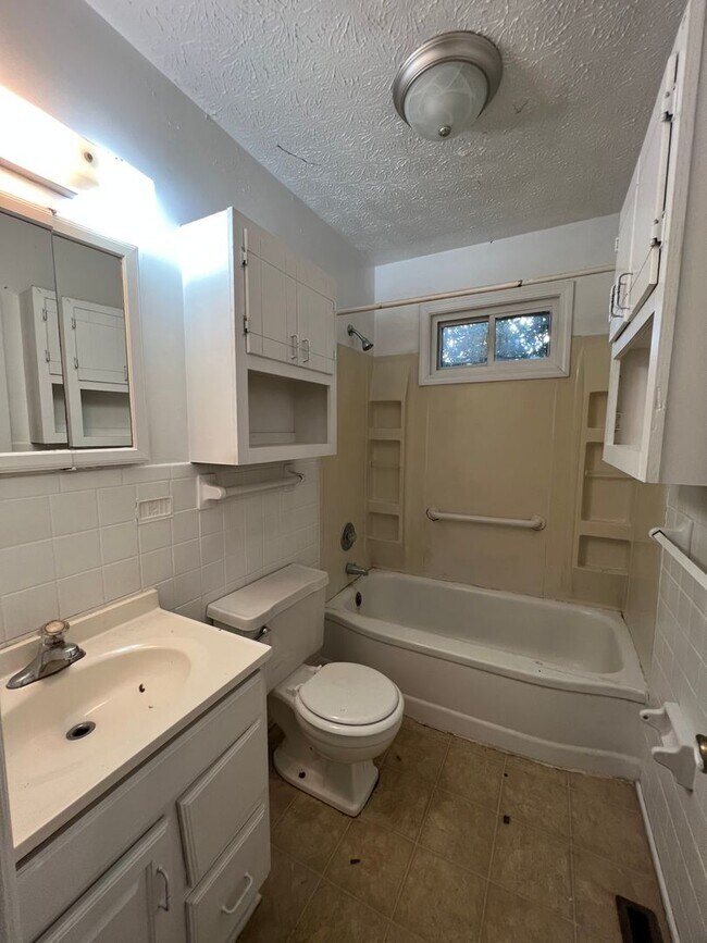 Foto del edificio - Beautiful 2 bedroom 1 bath 1 car garage