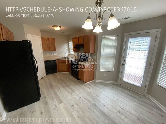 Foto del edificio - Lovely 4 Bedroom/3.5 Bath in Greensboro 27406