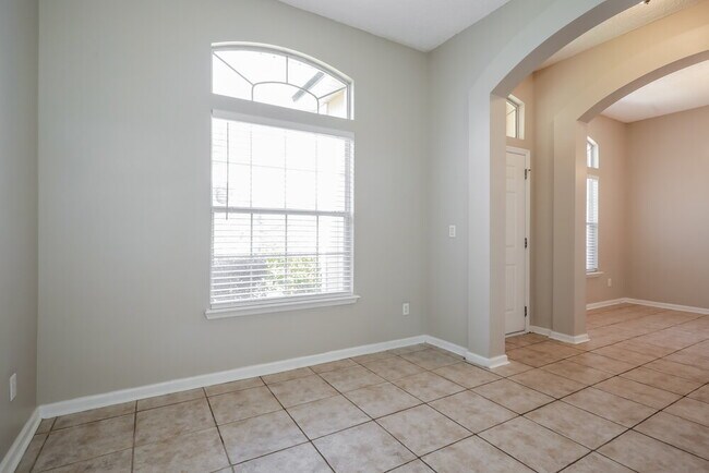 Foto del edificio - 7811 Invermere Blvd N