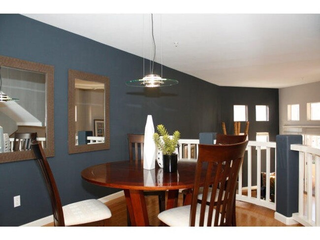 Building Photo - Conveniently located townhouse with 2 mast...