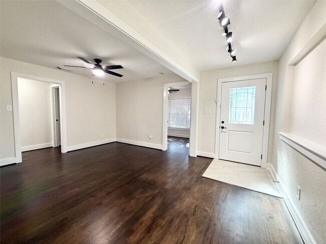 Building Photo - 318 Caladium St