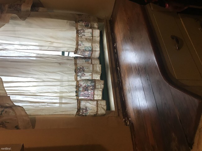 Foto del edificio - 1 br, 1 bath  - 1439 Metropolitan Ave