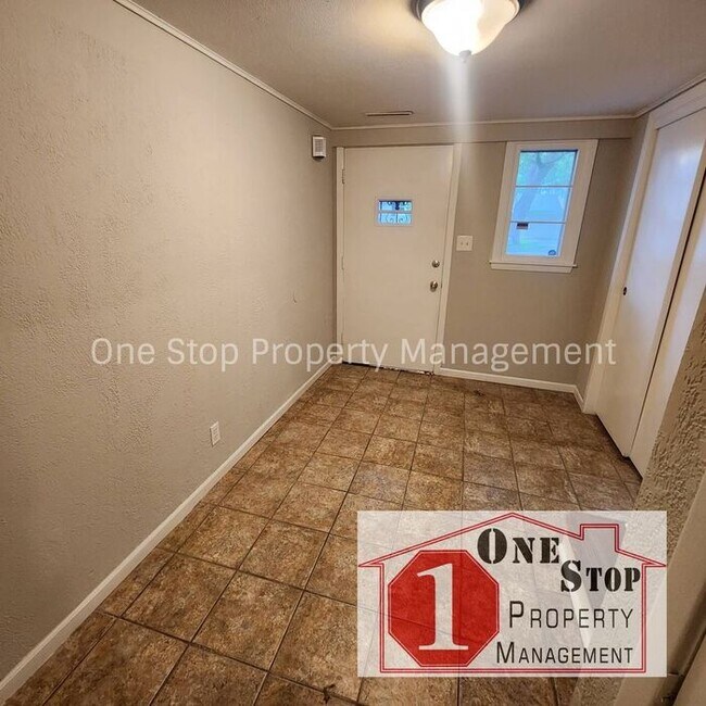 Building Photo - Charming 3 bedroom, 2.5 bathroom home with...