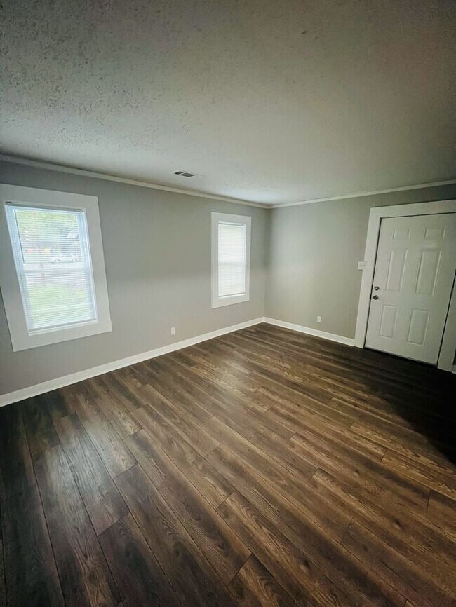 Building Photo - SECTION 8 WELCOMED!!!! GREAT LOCATION!!!!!