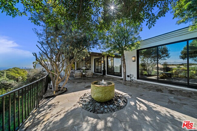 Building Photo - 2410 Crest View Dr