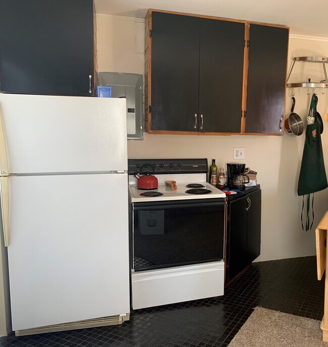 Kitchen - 283 E Ann Arbor Trl