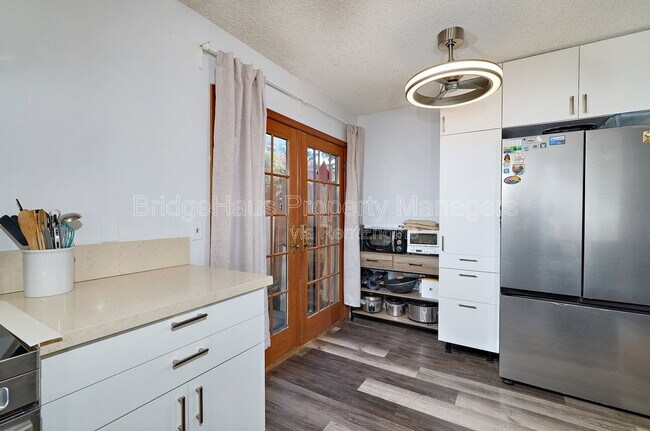 Foto del edificio - 4560 Maple Ave