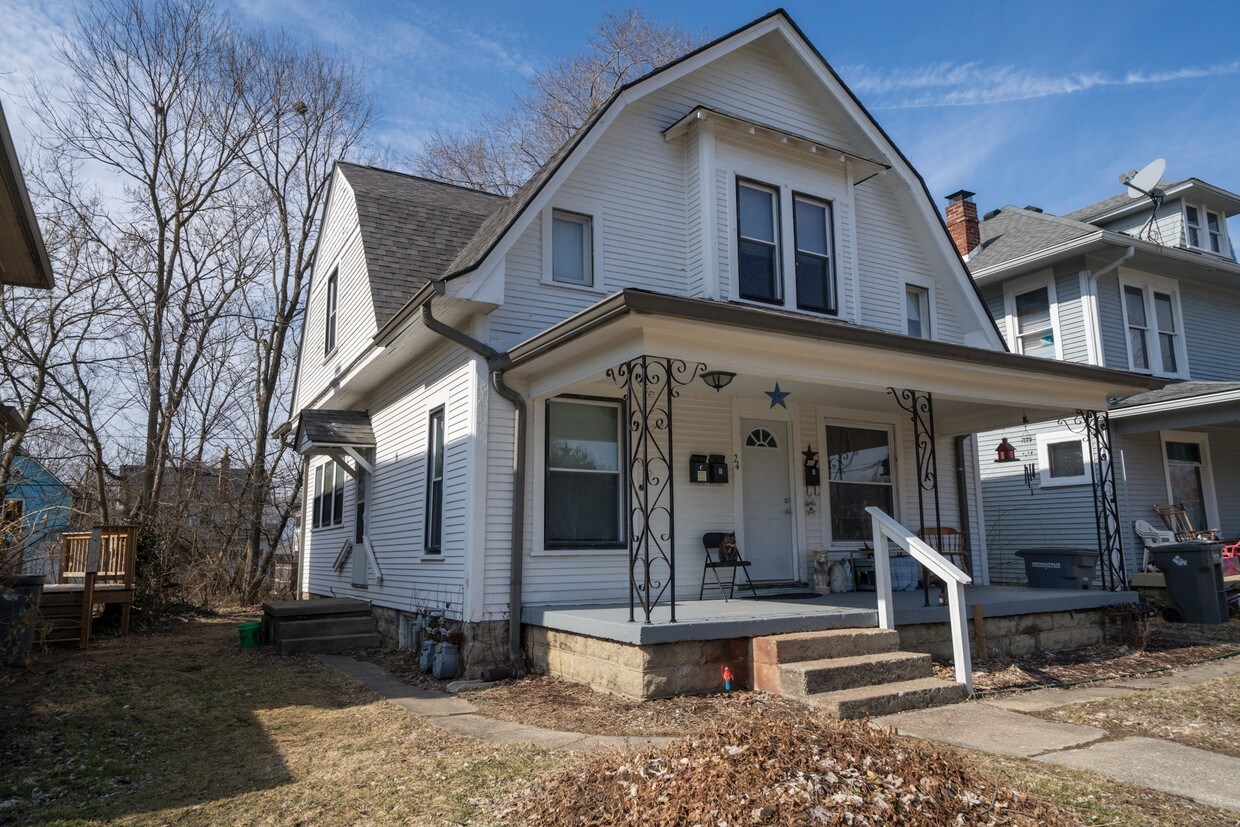 Primary Photo - 24 S Hawthorne Ln