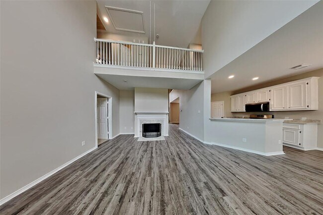 Foto del edificio - 2727 Lakecrest Way Dr