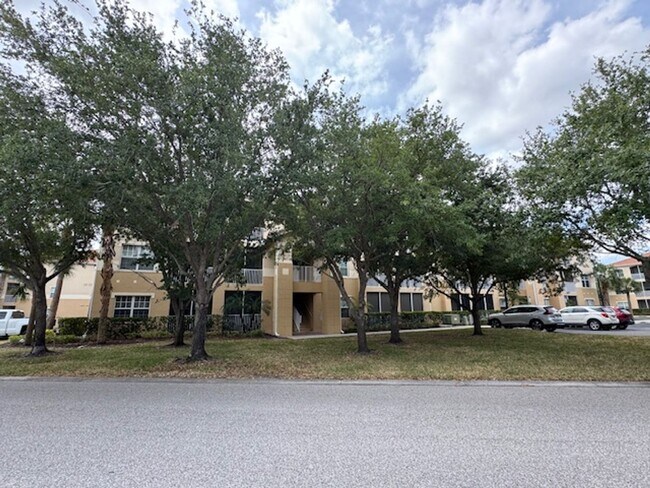Foto del edificio - 2 bedroom 2 bathroom Condo In Enclave at C...