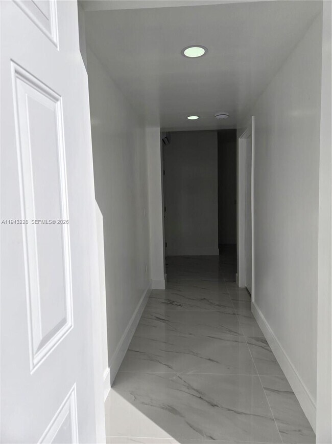 Foto del edificio - 987 NE 145th St
