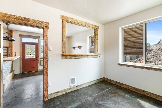 Foto del edificio - 6240-6243 Three Needles Ln