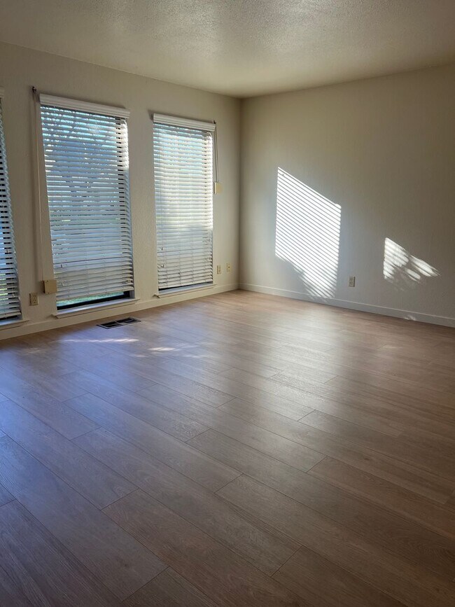 Foto del edificio - BEAUTIFUL 4 BEDROOM W/POOL IN FAIR OAKS!!