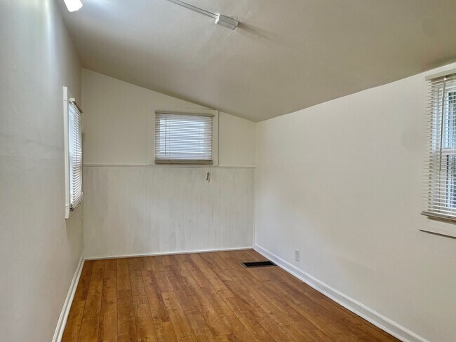Building Photo - 418 N Prairie St