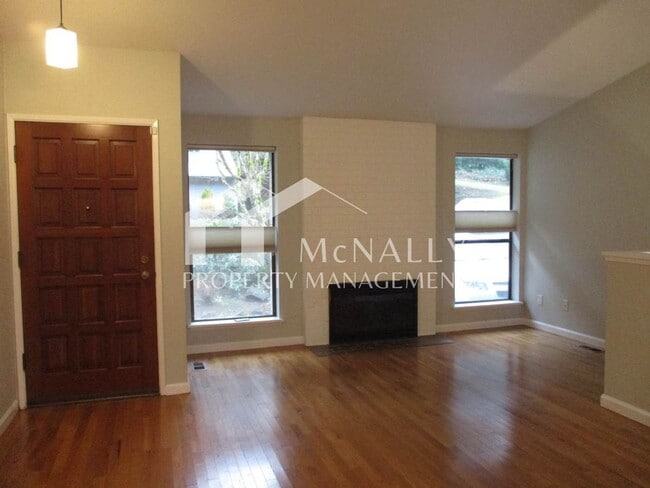Building Photo - Spacious 3 Bedroom, 2.75 Bathroom Condo in Gig Harbor