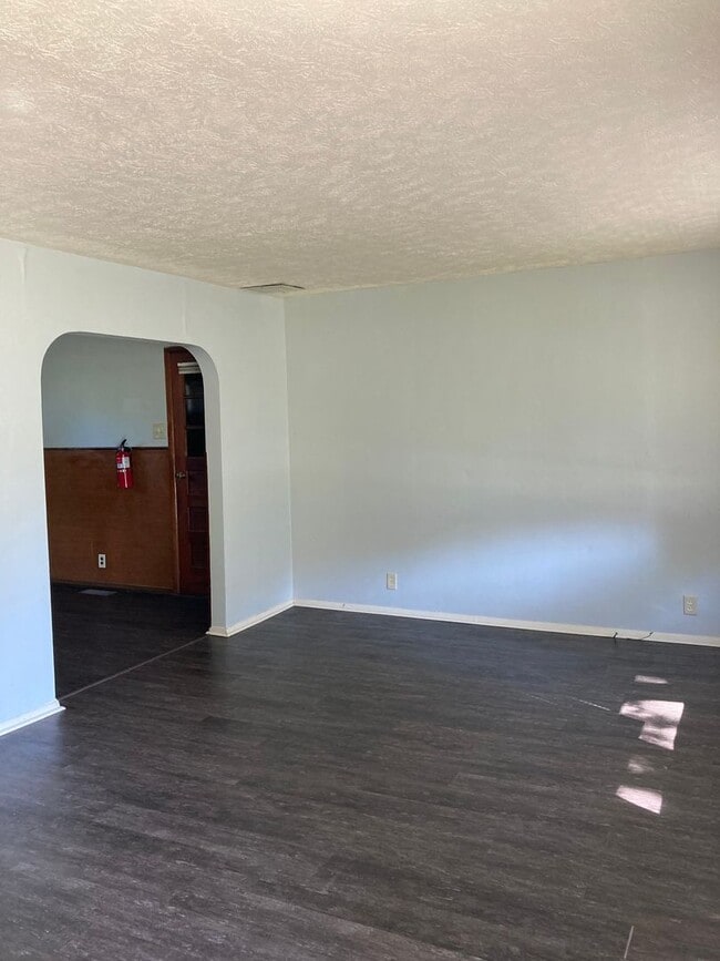 Building Photo - **Move in special** 2 bedroom with bonus r...
