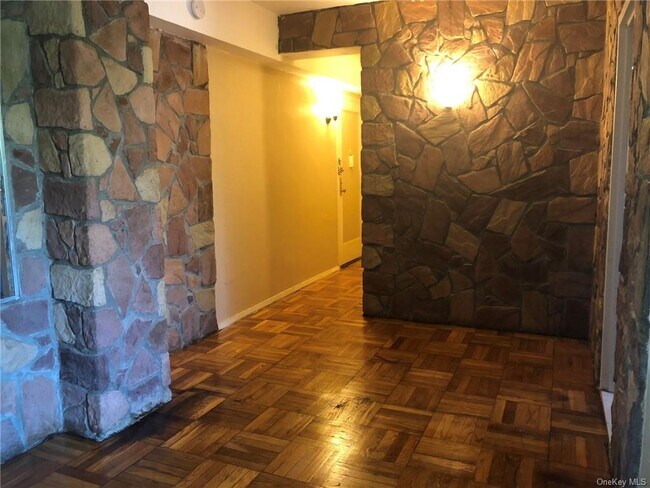 Foto del edificio - 1601 Metropolitan Ave