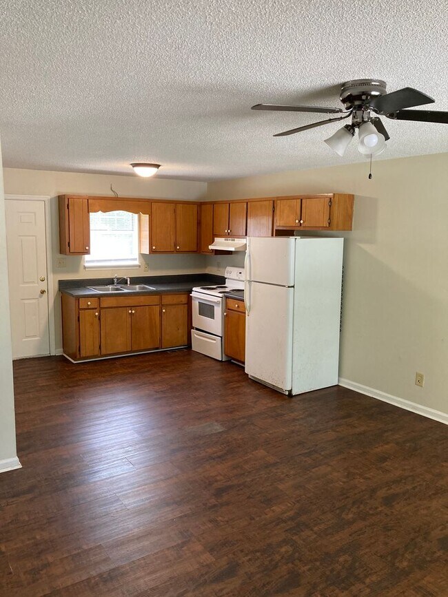 Building Photo - 94/96 Rayburn Dr.