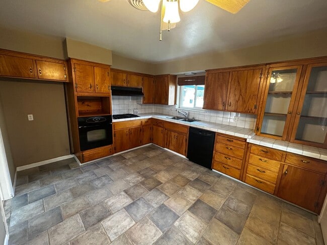 Building Photo - 3 Bedroom house two blocks from the shell ...