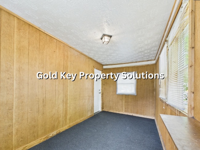 Building Photo - 2 BR 1 BA House with Central Air (NO SECTI...