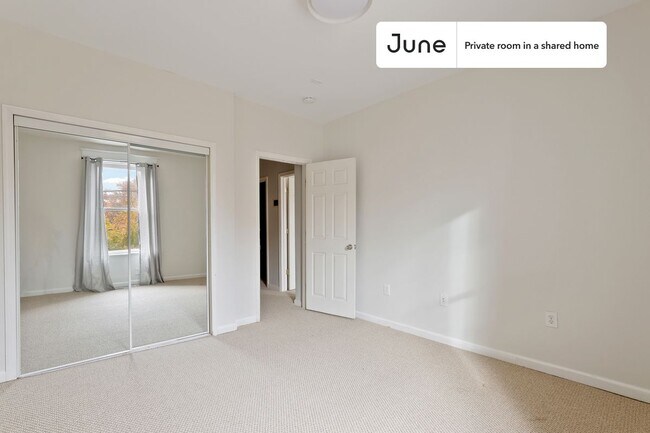 Foto del edificio - Private bedroom in 8 bed/5 bath Home