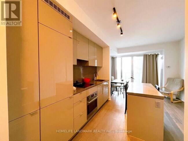 Building Photo - 7 Grenville St