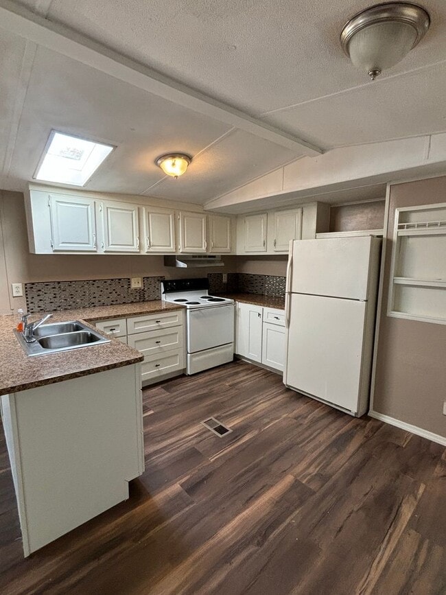 Building Photo - Great home with lots of space!