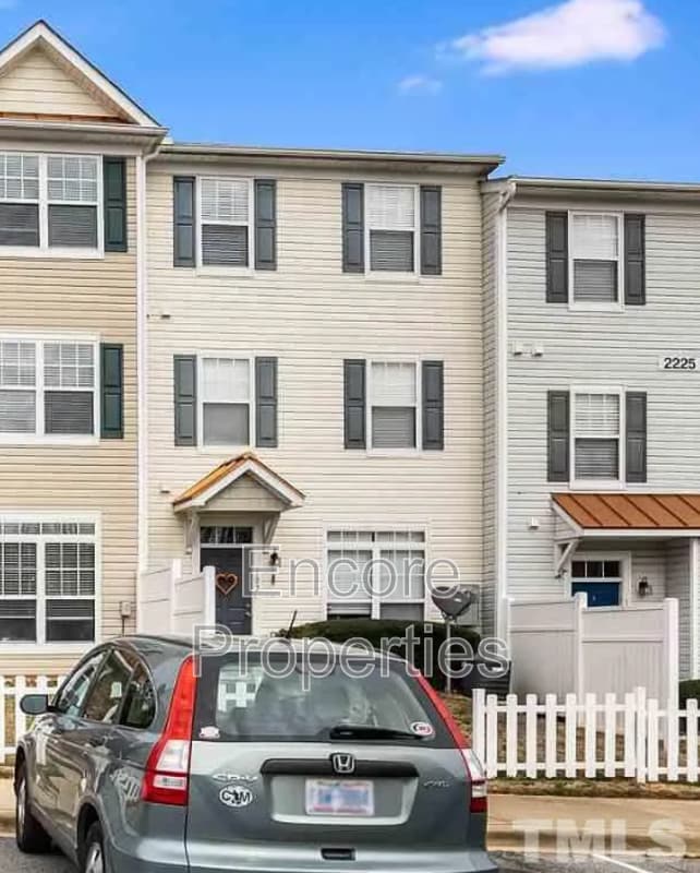 Building Photo - 2225 Raven Rd