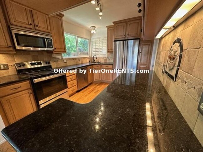 Foto del edificio - A must see, townhome in great location!