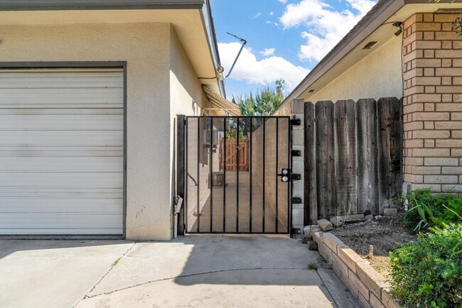 Building Photo - 6286 N 10th St