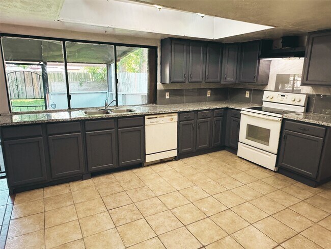 Foto del edificio - 2211 Mustang Springs Dr