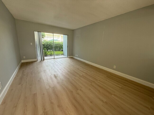 Foto del edificio - Brandon Palm Springs Apartment Homes