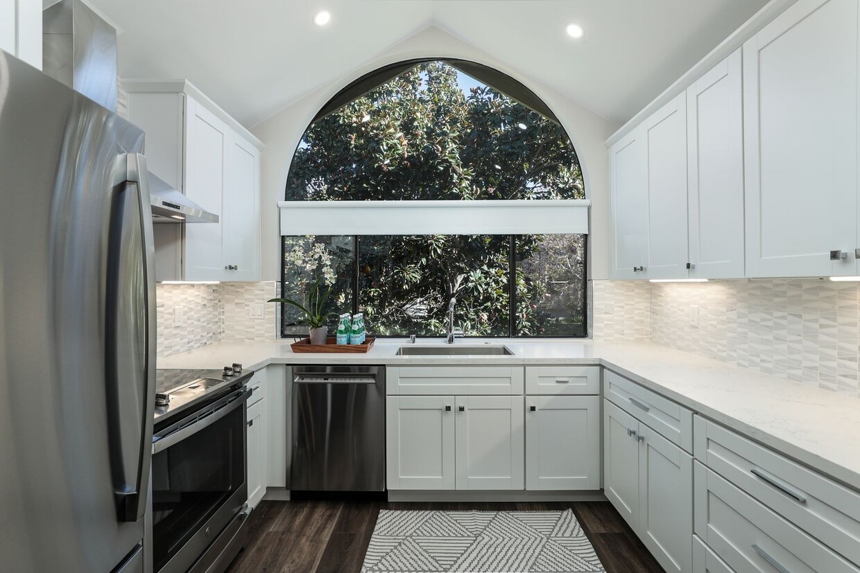 Primary Photo - Impeccably remodeled and ALL NEW unit-don'...