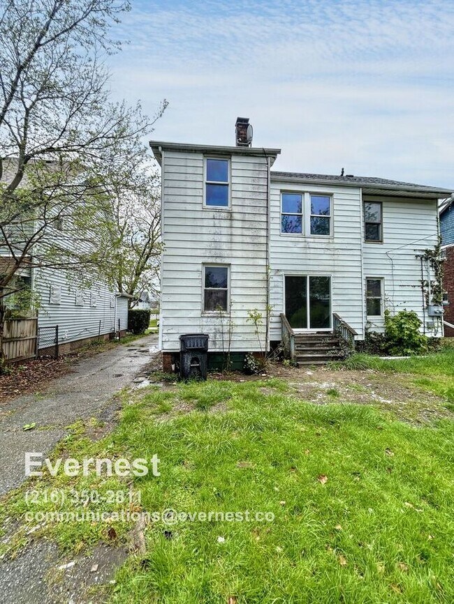 Foto del edificio - Charming 3-Bedroom Lower Duplex with Firep...