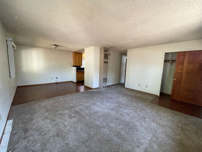 Building Photo - Coming Soon - 2 Bedroom, 1 Bath Duplex, Ne...