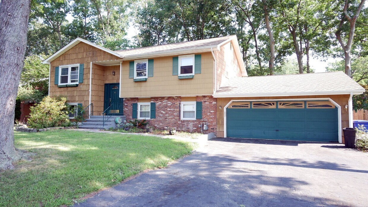 Primary Photo - Beautiful large Bi-Level in Desirable Oak ...