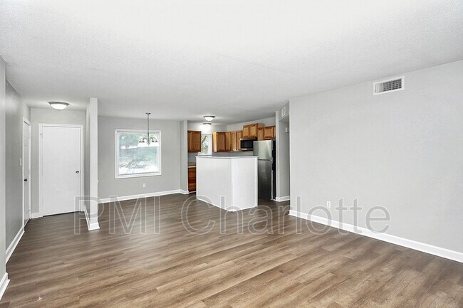 Foto del edificio - 4722 Nc Hwy 73 E