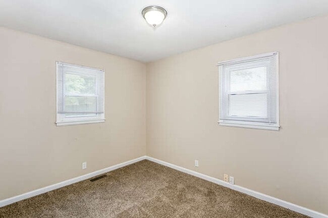 Building Photo - 528 N Sheridan Ave