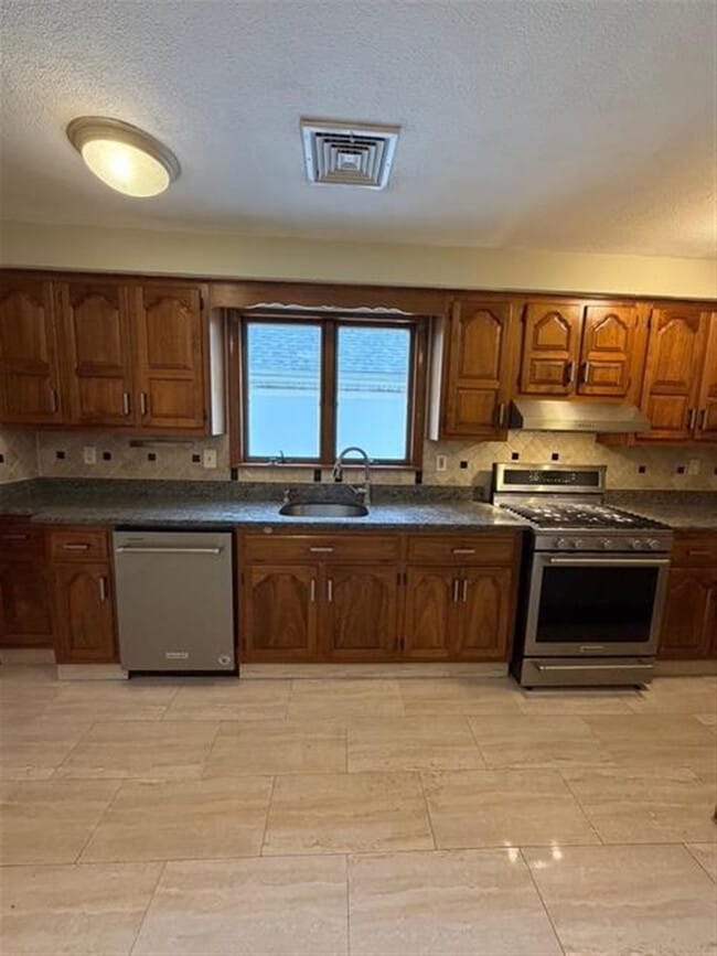 Building Photo - 33 Lafayette St