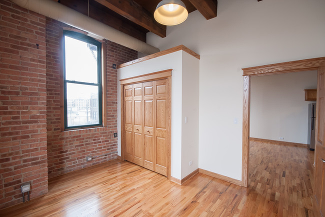Building Photo - 216 N May St