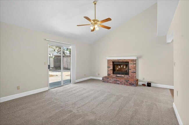 Foto del edificio - Nicely Remodeled North Fresno 3/2