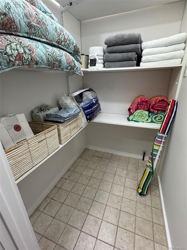 Foto del edificio - 49 Canoe Place Rd